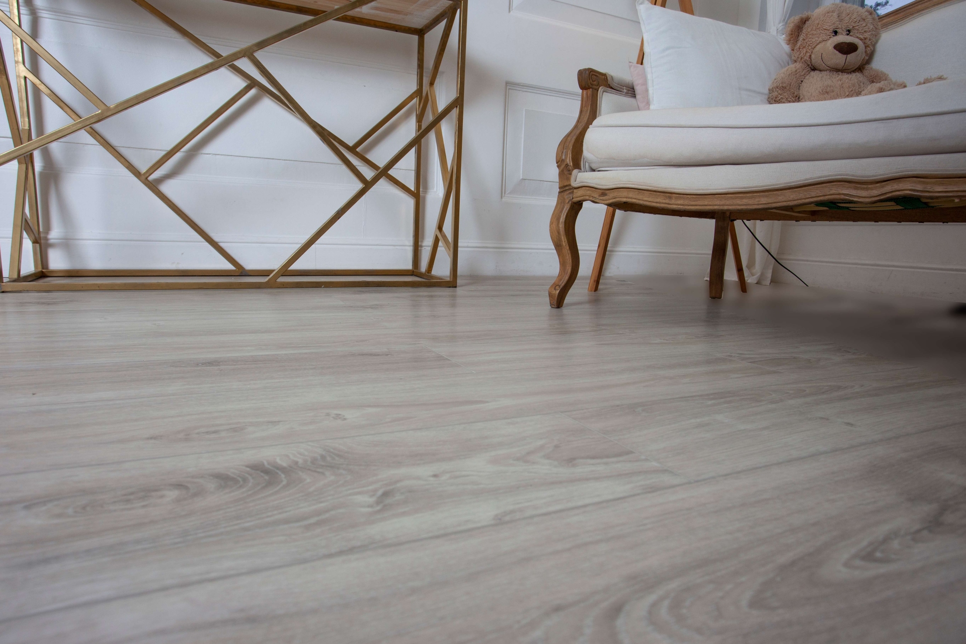 Усовершенствованная кварц-виниловая плитка «Damy Floor» Дуб Белый (1227*187*2,5 мм) — купить в Волгодонске